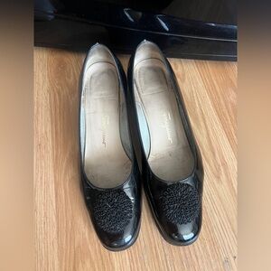 SALVATORE FERRAGAMO  BLACK PATENT POM POM PUMPS size 7.5 C